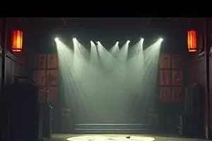 《河湾记事》封面：黄昏河湾与停靠的旧木船