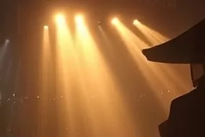 《铁皮屋顶的歌》封面：雨中铁皮屋顶与靠墙的旧吉他